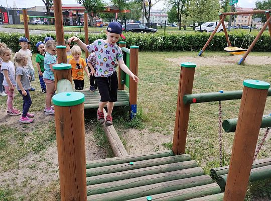 Dzieci trenują równowagę