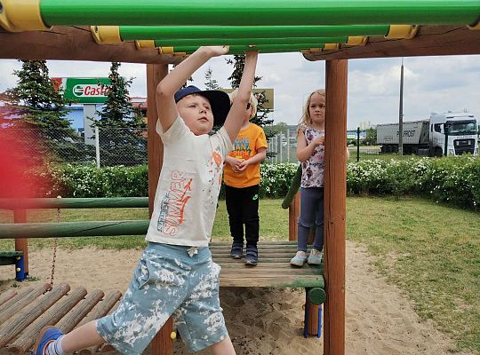 Dzieci przechodzą na drabince