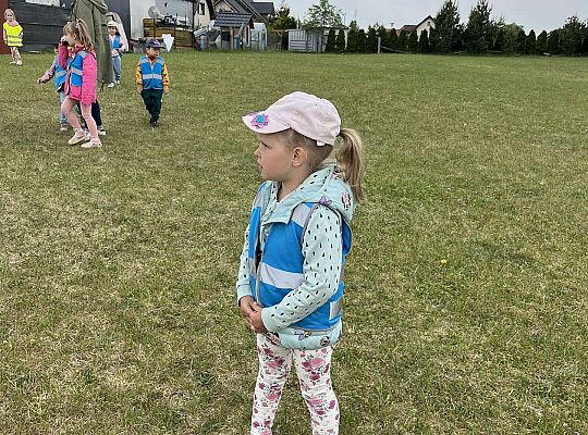 Dzieci karmią zwierzęta