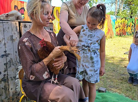 Dzieci poznają wiejskie ptactwo