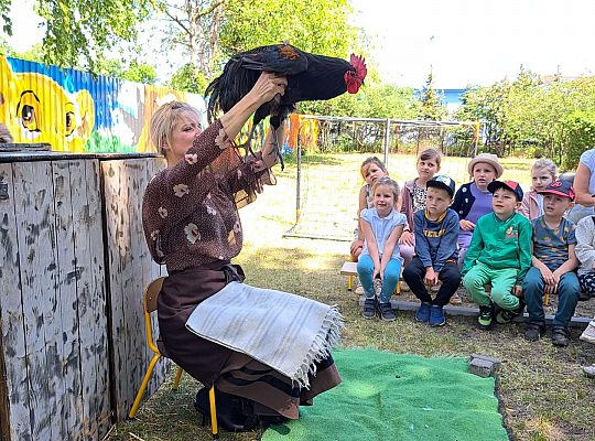 Dzieci poznają wiejskie ptactwo