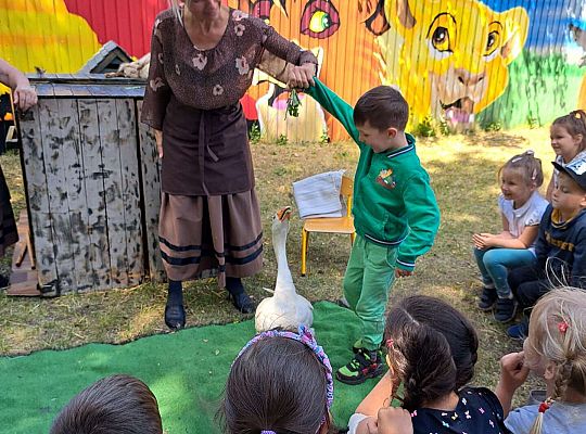 Dzieci poznają wiejskie ptactwo