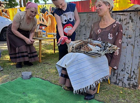 Dzieci poznają wiejskie ptactwo