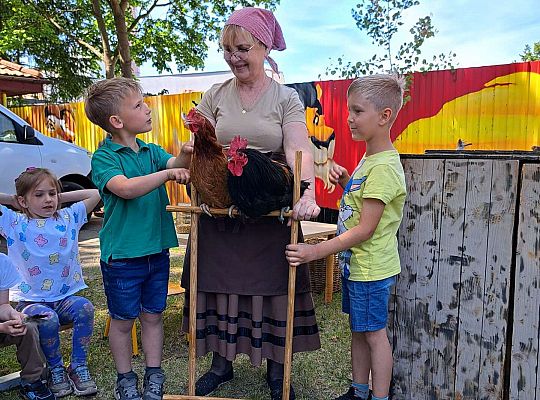 Dzieci poznają wiejskie ptactwo