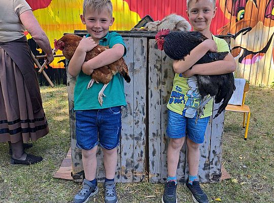 Dzieci poznają wiejskie ptactwo