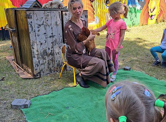 Dzieci poznają wiejskie ptactwo