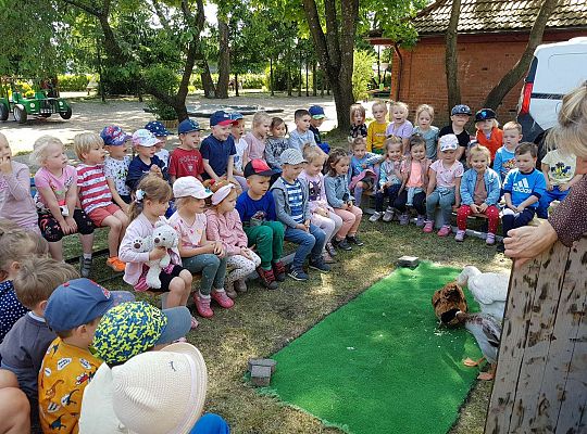 Dzieci siedzą na ławkach