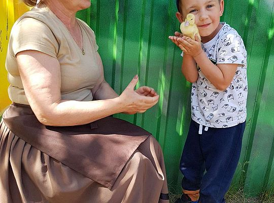 Chłopiec trzyma pisklaka