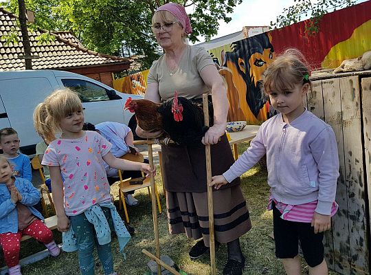 Dziewczynki stoją z kurą