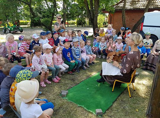 Dzieci siedzą na ławkach