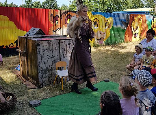 Pani trzyma skórę lisa