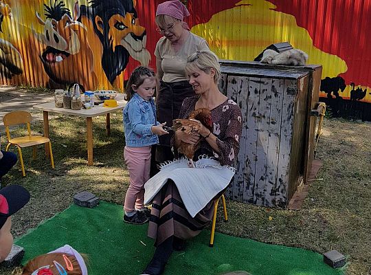 Dziewczynka dotyka kurę