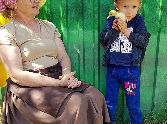 Dziewczynka trzyma pisklaka