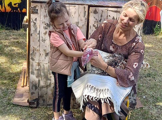 Dziewczynka głaszcze zwierzątko