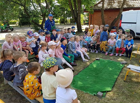 Dzieci siedzą na ławkach