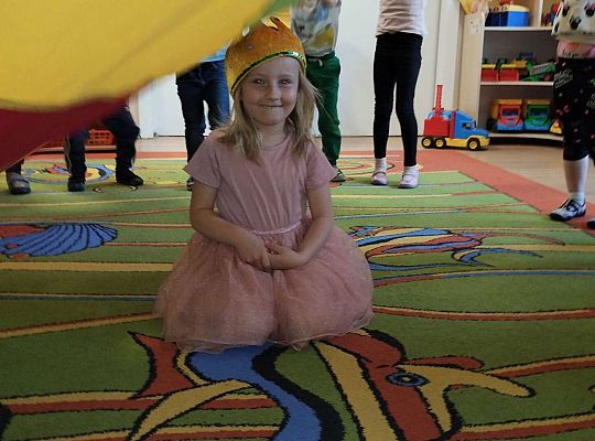 Dziewczynka pod chustą