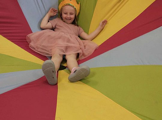 Dziewczynka bujana jest na chuście animacyjnej