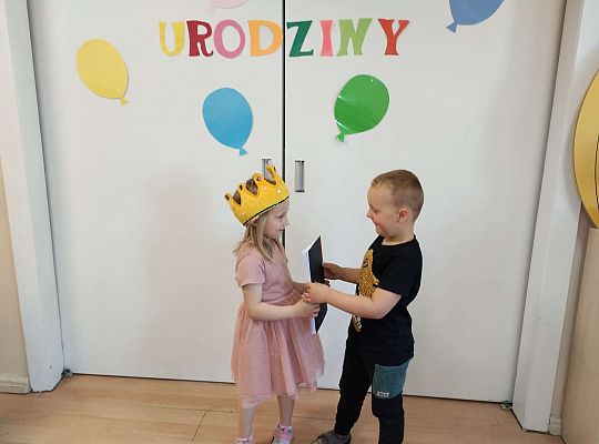 Kolega wręcza jubilatce album