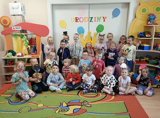 Zdjęcie jubilatki z grupą przedszkolaków