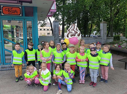 Grupa dzieci przed lodziarnią