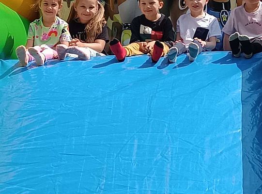 Dzieci na dmuchańcu