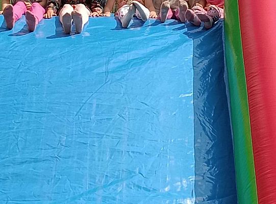 Dzieci na dmuchańcu