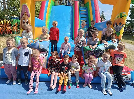 Grupa dzieci przed dmuchańcem