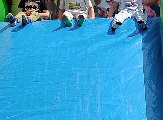 Dzieci na dmuchańcu