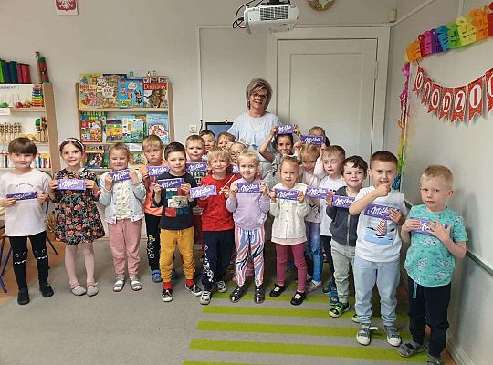 Grupa dzieci z prezentami od pani Dyrektor