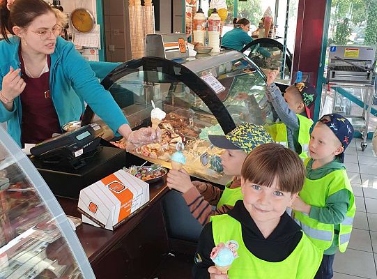 Dzieci w lodziarni dostają lody