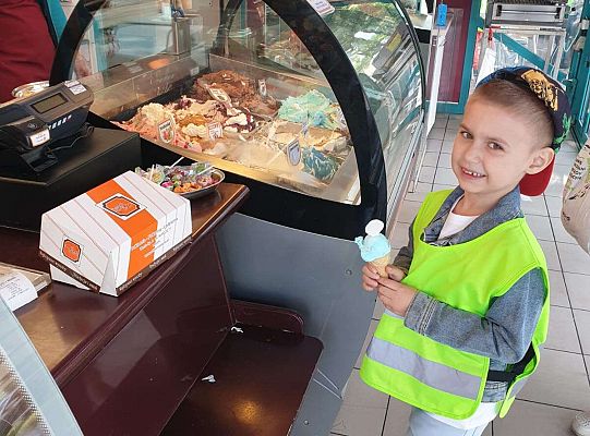 Chłopiec z kupionym lodem