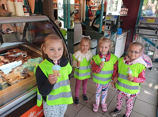 Dzieci w lodziarni dostają lody