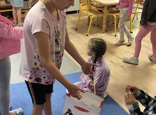 Dziewczynka rozdaje dzieciom cukierki