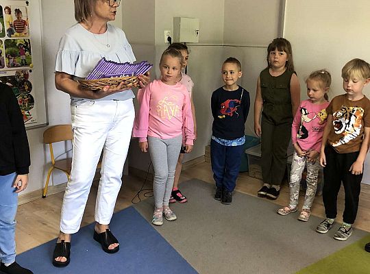 Pani Dyrektor składa dzieciom życzenia