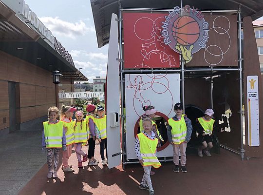 Dzieci na placu zabaw