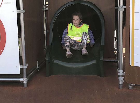 Dzieci na placu zabaw