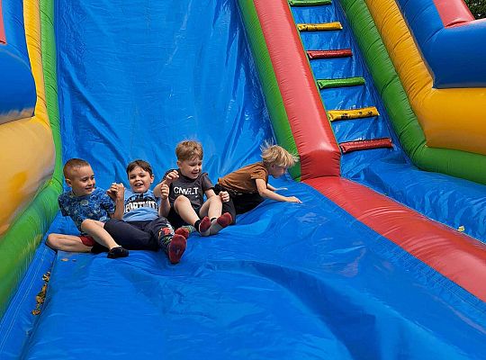 Dzieci na dmuchańcu