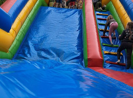 Dzieci na dmuchańcu