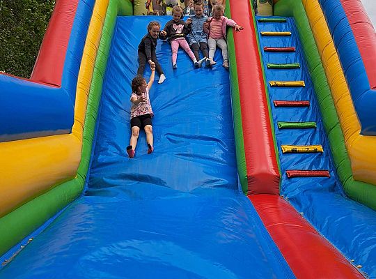 Dzieci na dmuchańcu