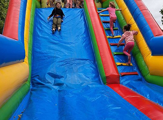 Dzieci na dmuchańcu