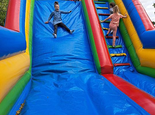 Dzieci na dmuchańcu