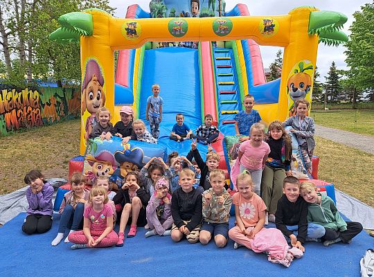 grupa dzieci przed dmuchańcem