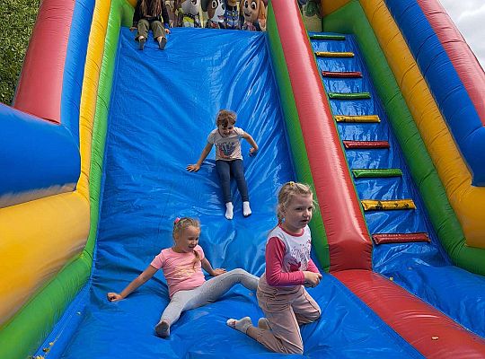 Dzieci na dmuchańcu