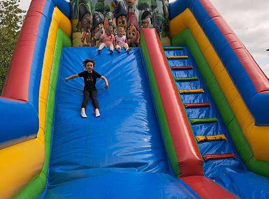 Dzieci na dmuchańcu