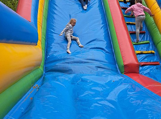 Dzieci na dmuchańcu