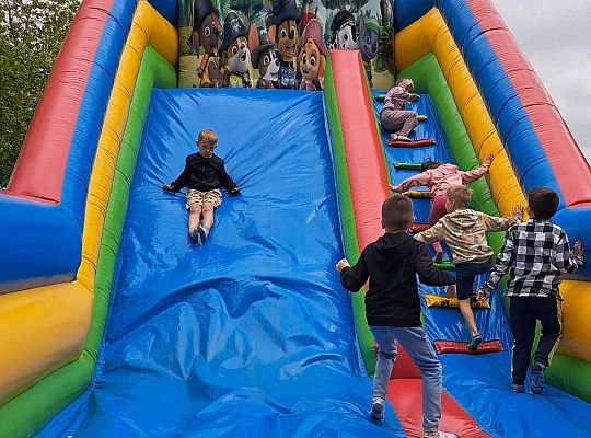 Dzieci na dmuchańcu