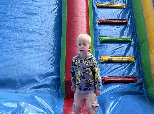 Dzieci zjeżdżają na dmuchańcu