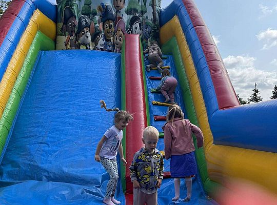 Dzieci zjeżdżają na dmuchańcu