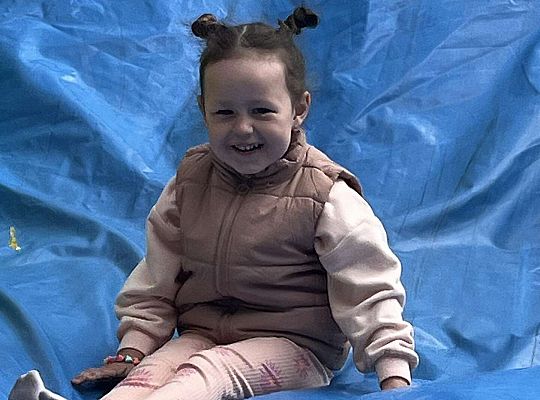 Dzieci zjeżdżają na dmuchańcu