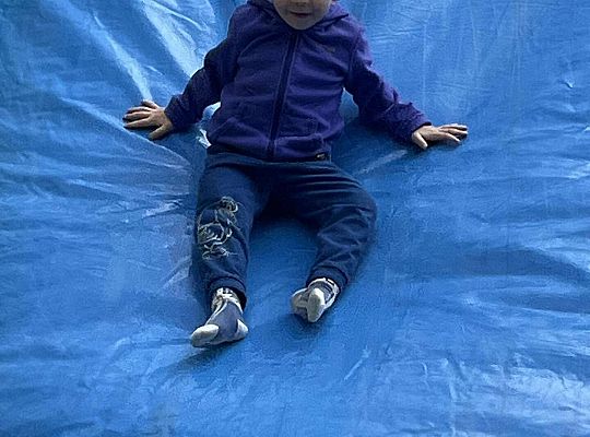 Dzieci zjeżdżają na dmuchańcu